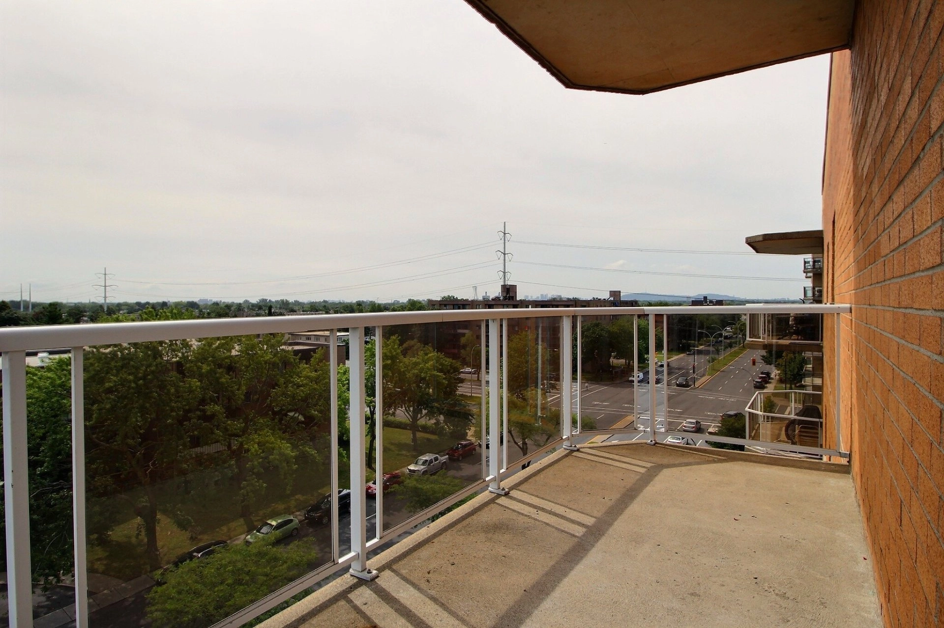 Balcon spacieux avec vue sur la ville