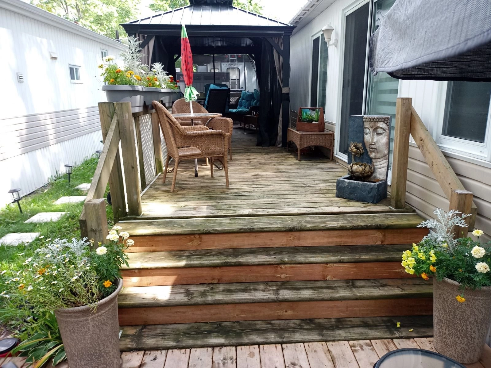 Terrasse en bois avec baies vitrées