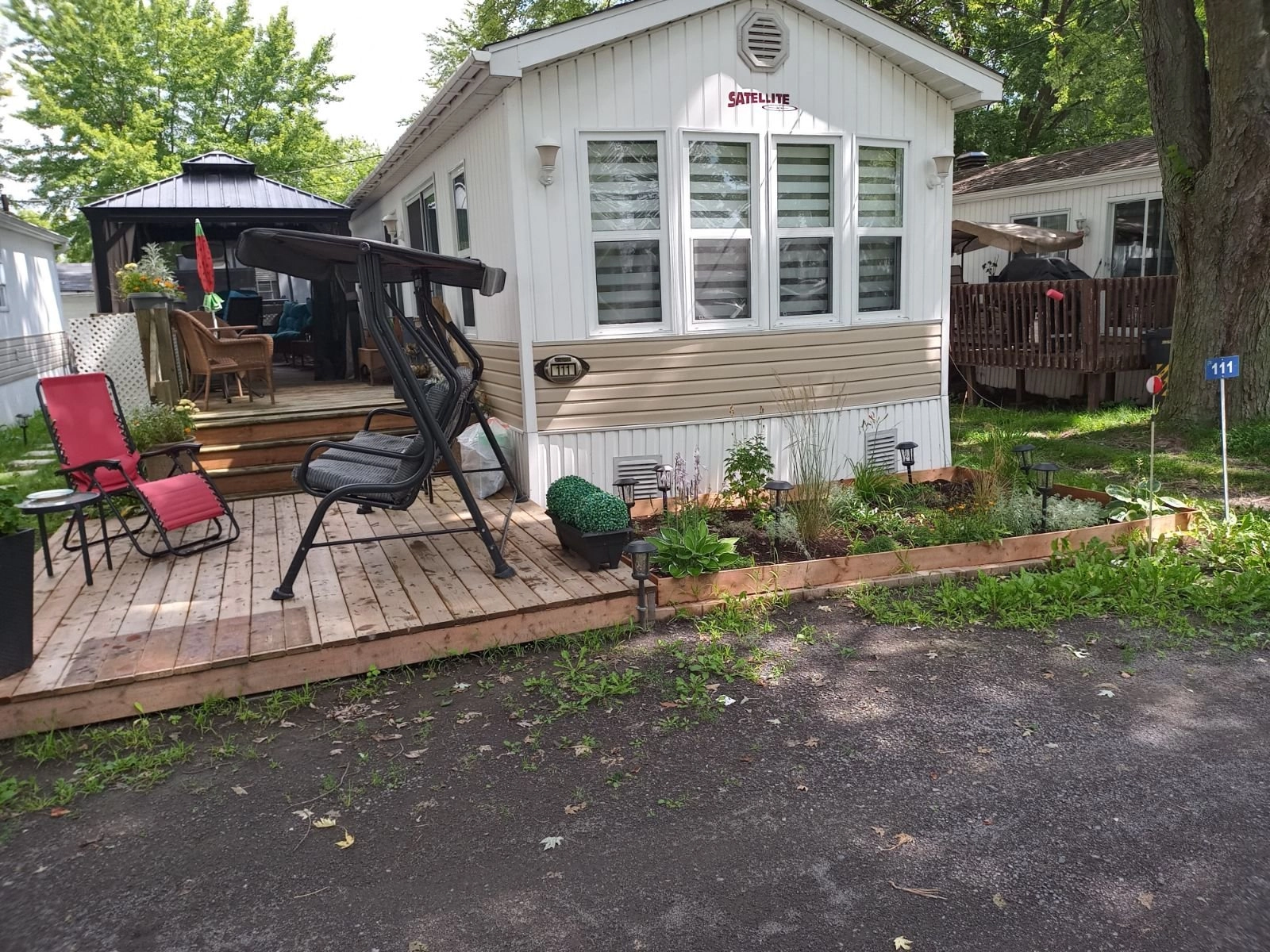 Résidence mobile avec terrasse en bois