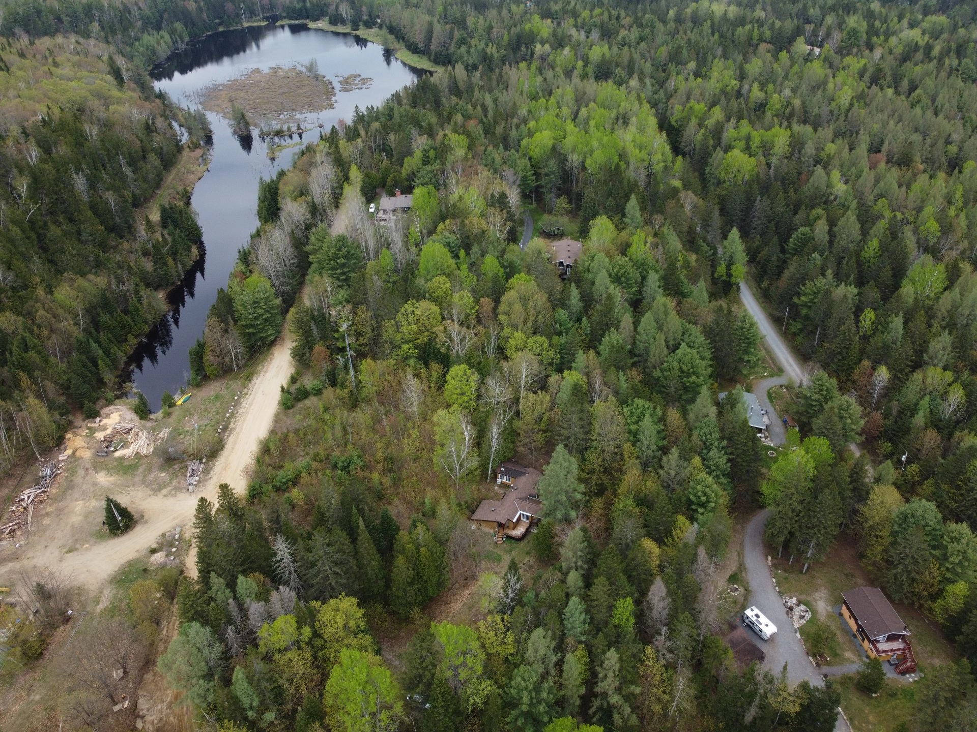 Environnement paisible avec lac à proximité