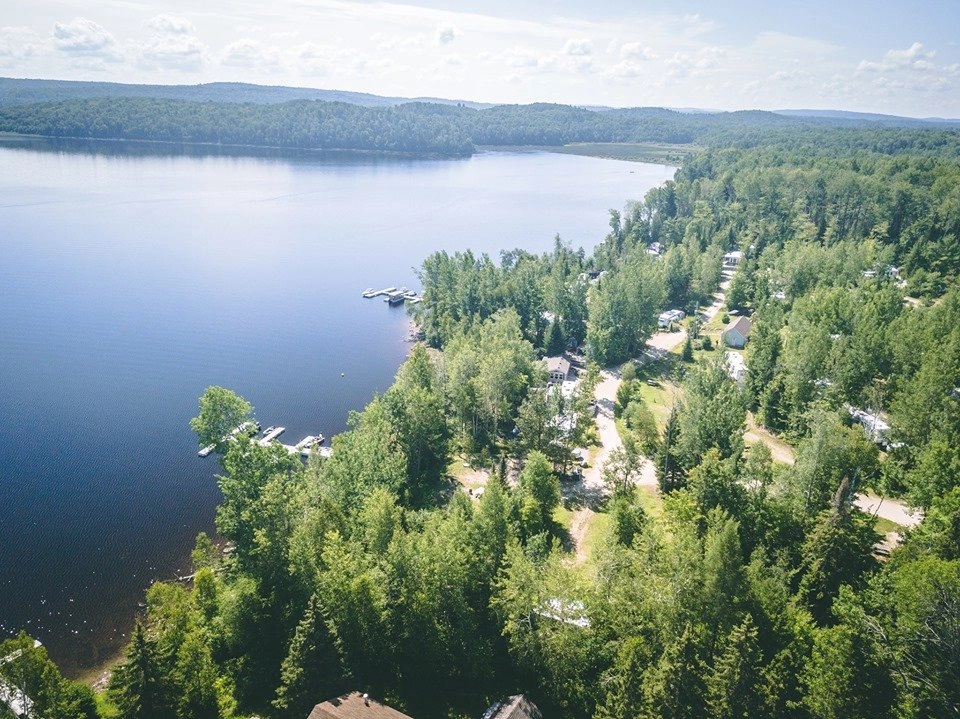 Domaine en bord de lac avec vastes espaces verdoyants