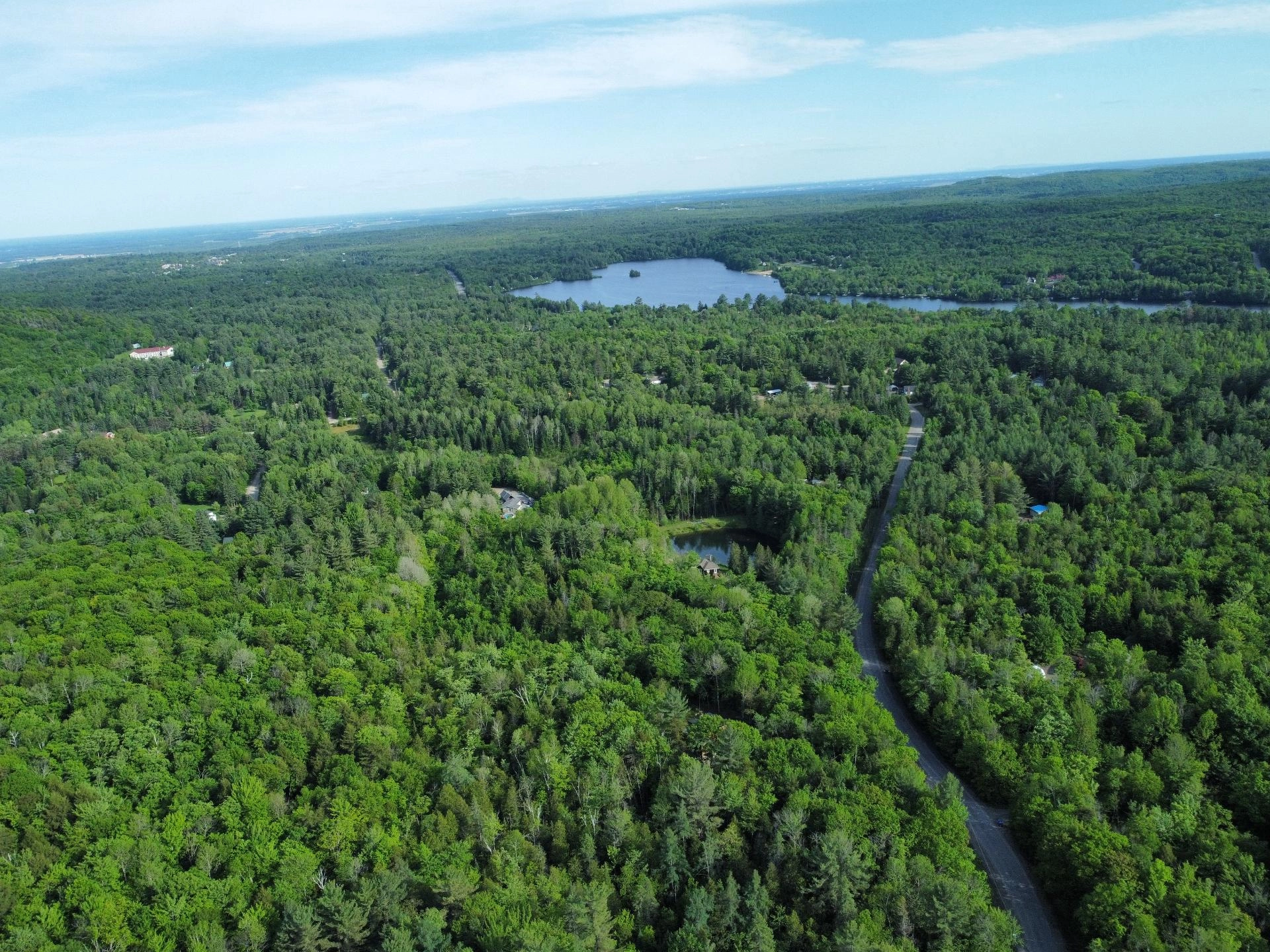 Vue panoramique sur forêts et lacs scintillants à Rawdon