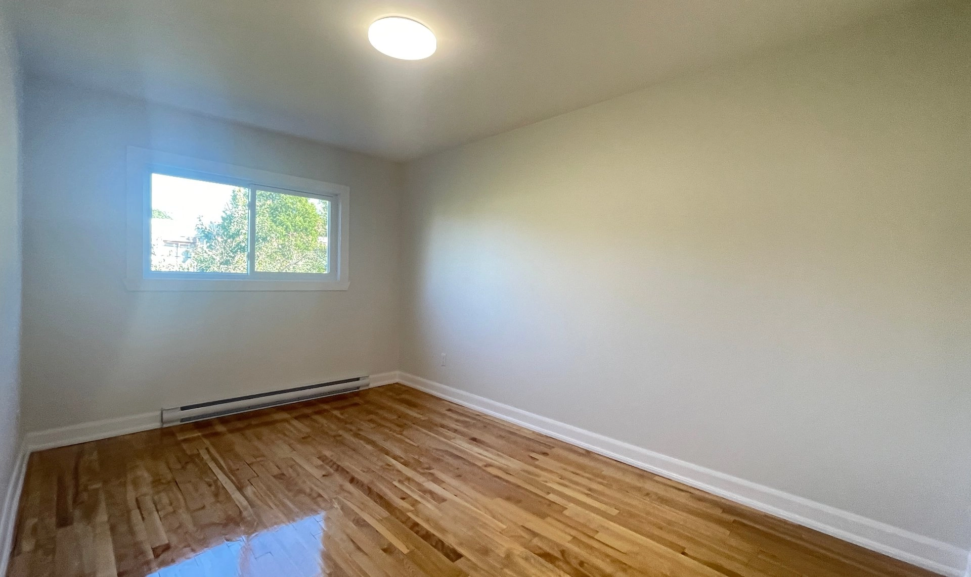 Chambre avec parquet en bois verni