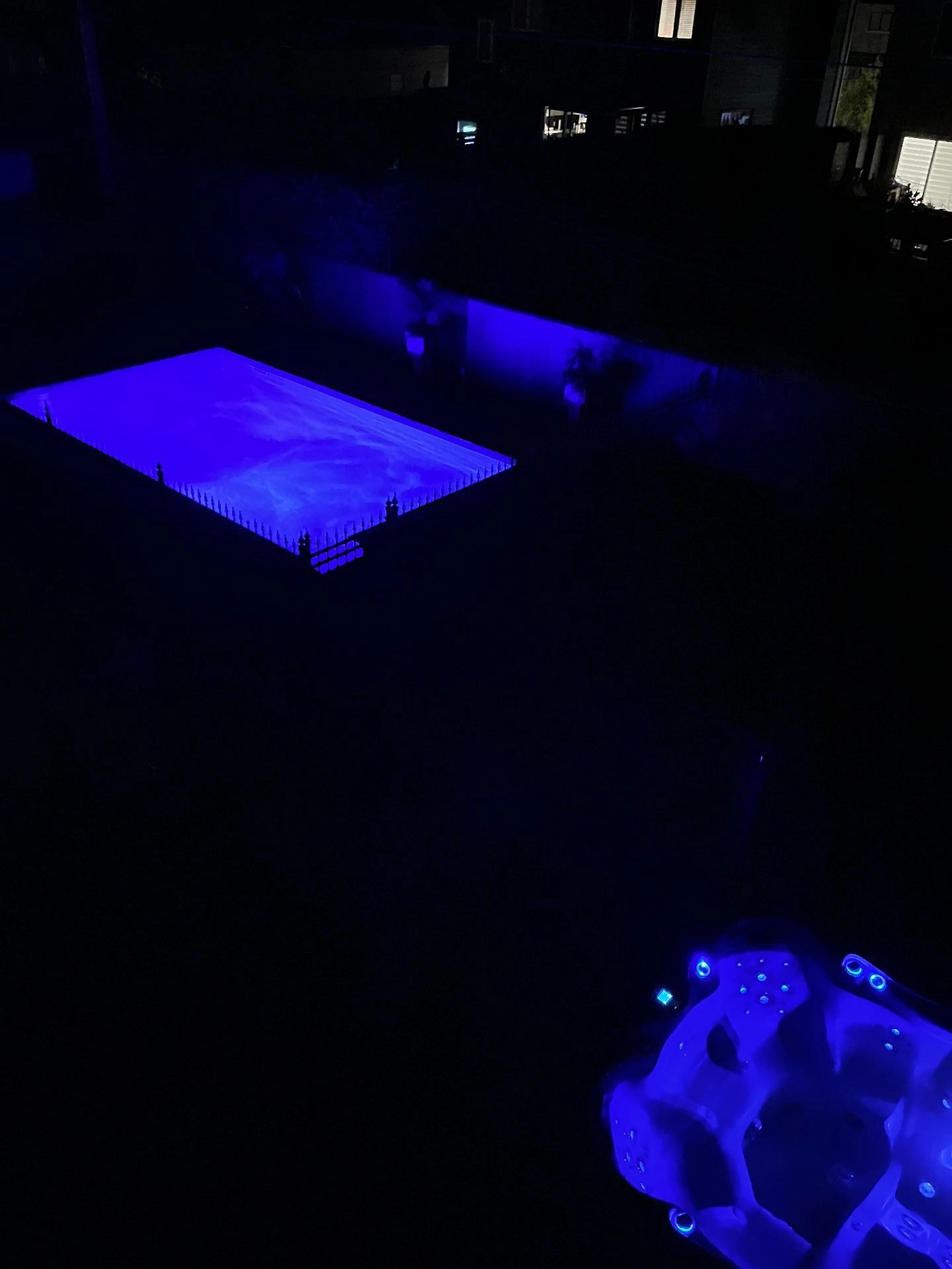 Piscine éclairée par des lumières LED