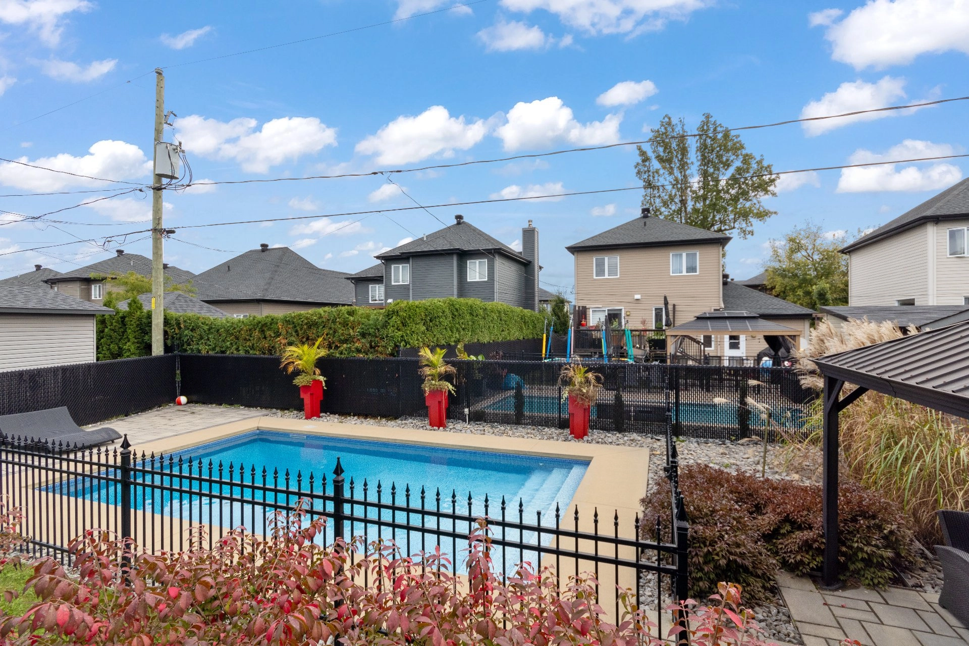 Piscine extérieure avec clôture