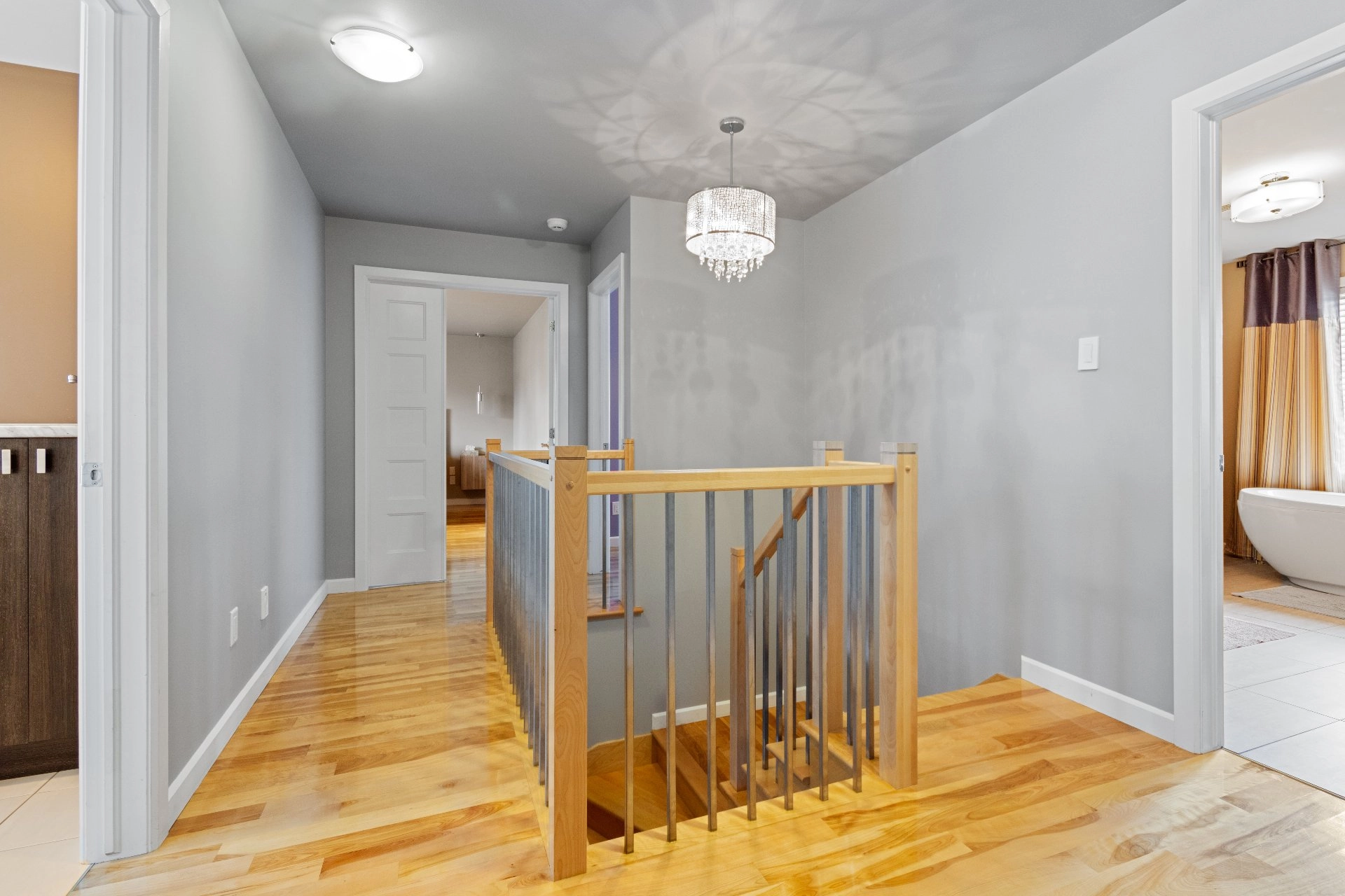 Couloir avec escalier en bois