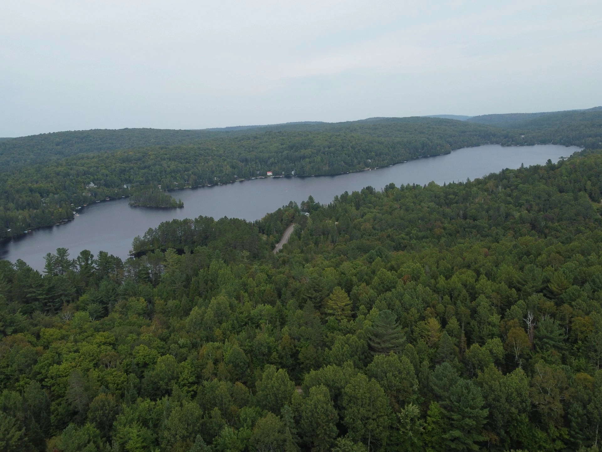 Vue sur un lac magnifique depuis le terrain