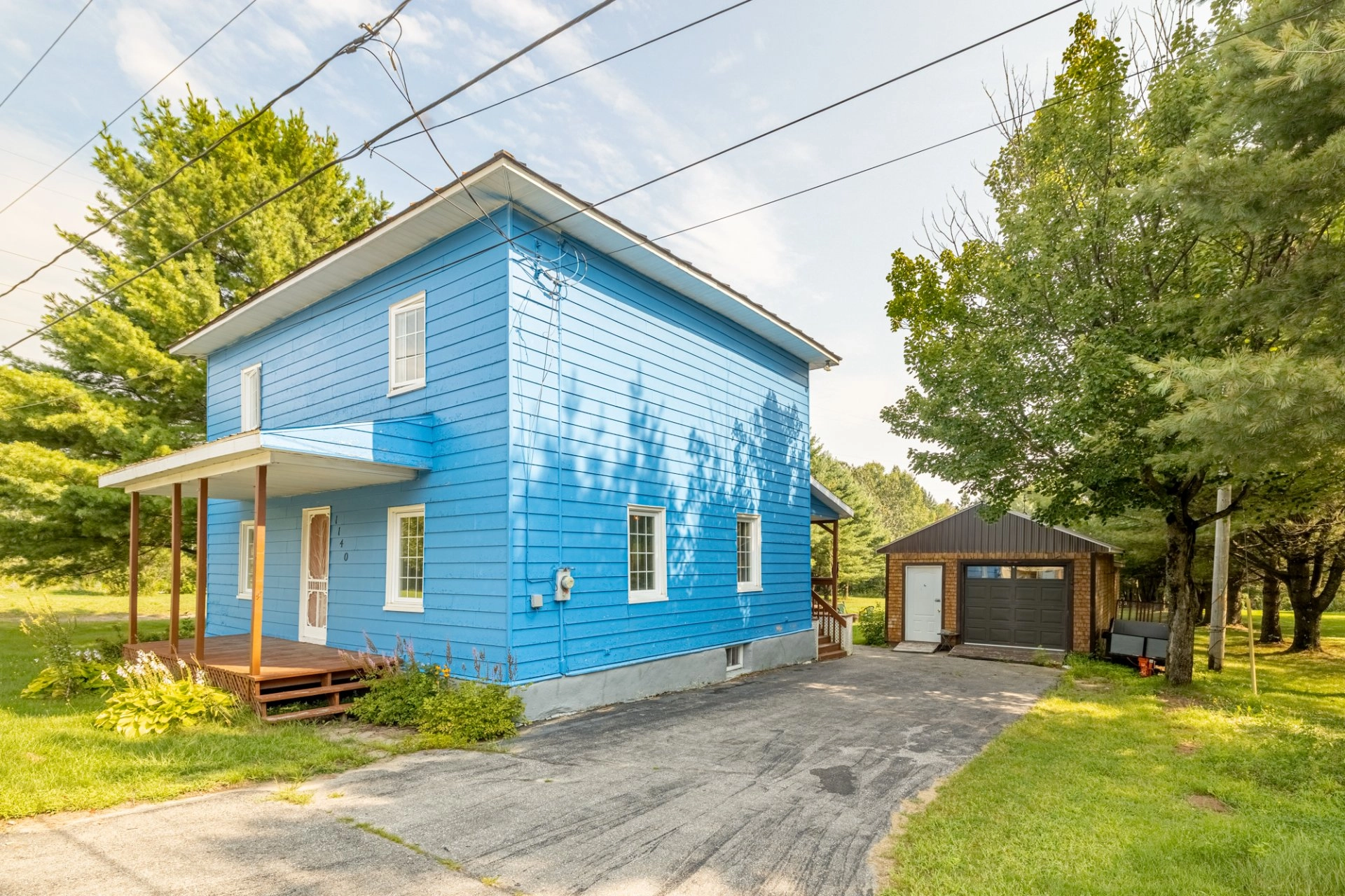 Maison bleue à deux étages avec garage indépendant