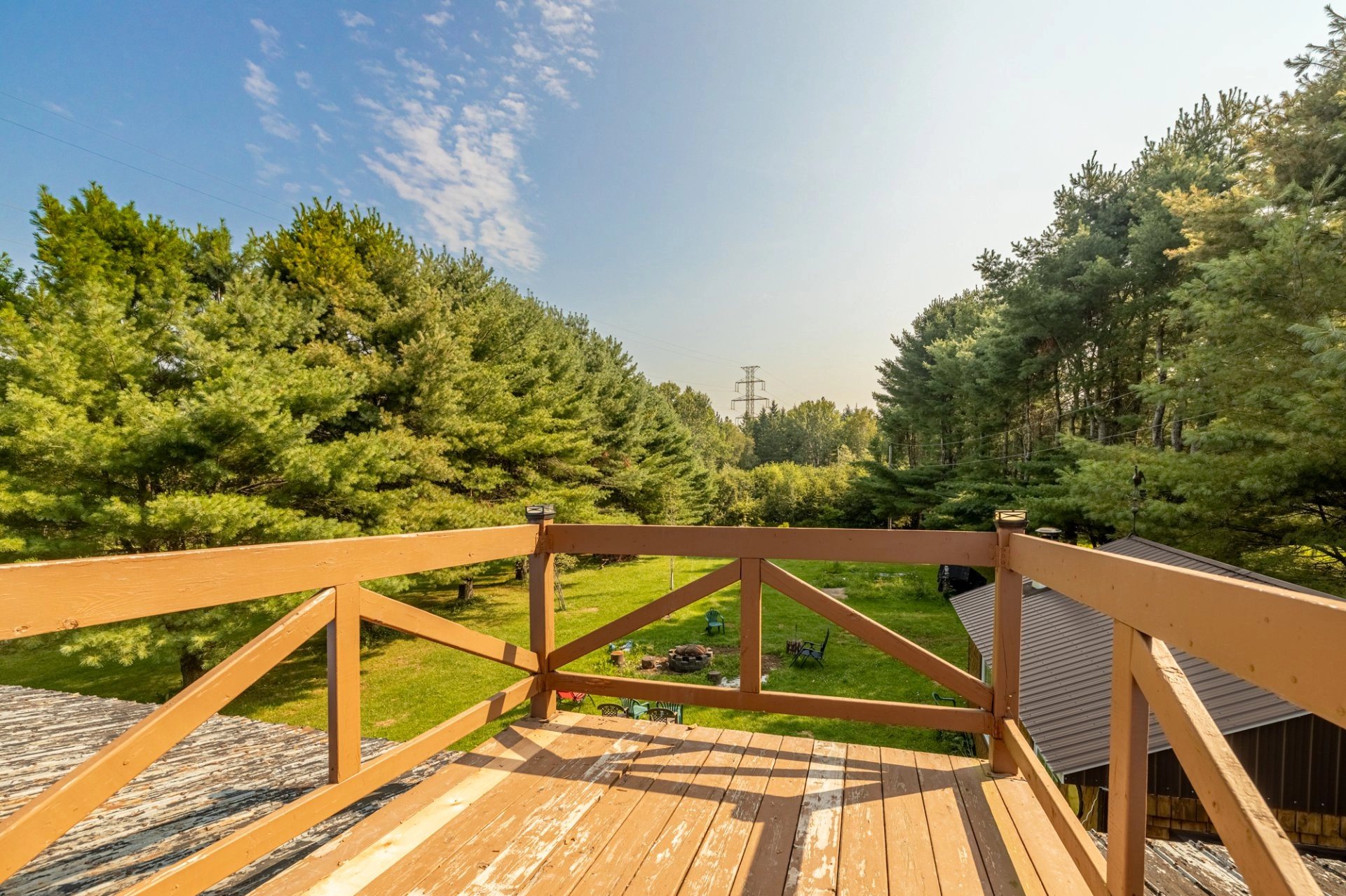 Terrasse en bois entourée d'arbres