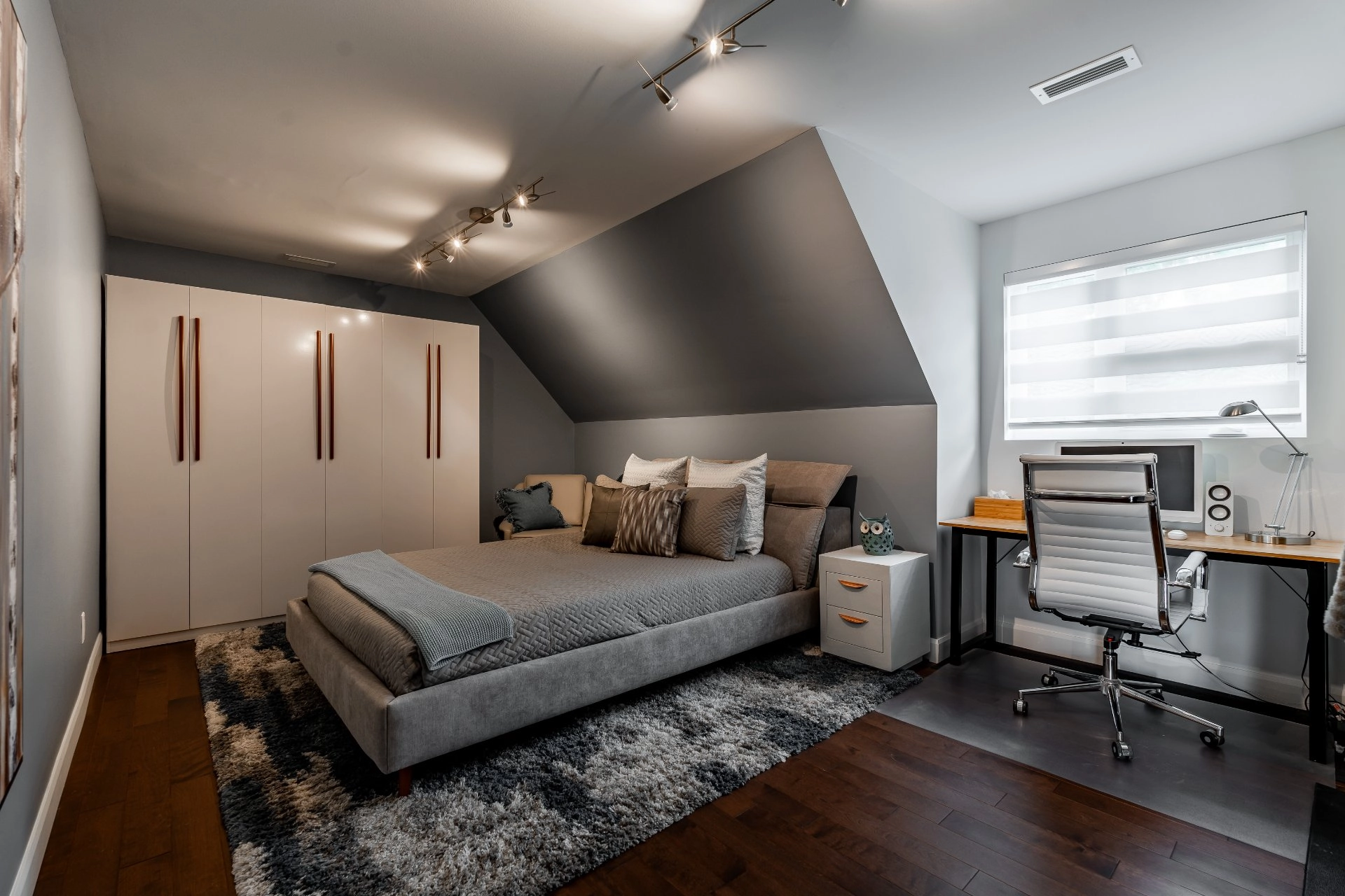 Chambre avec coin bureau