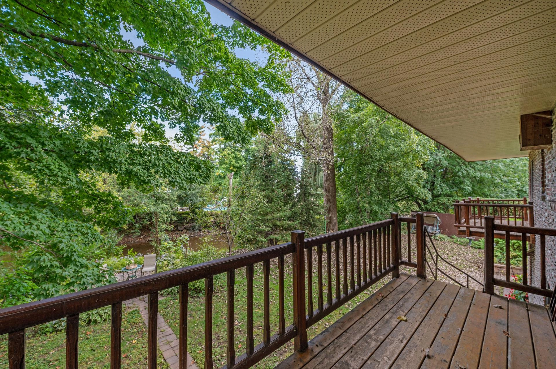 Terrasse en bois avec vue sur jardin