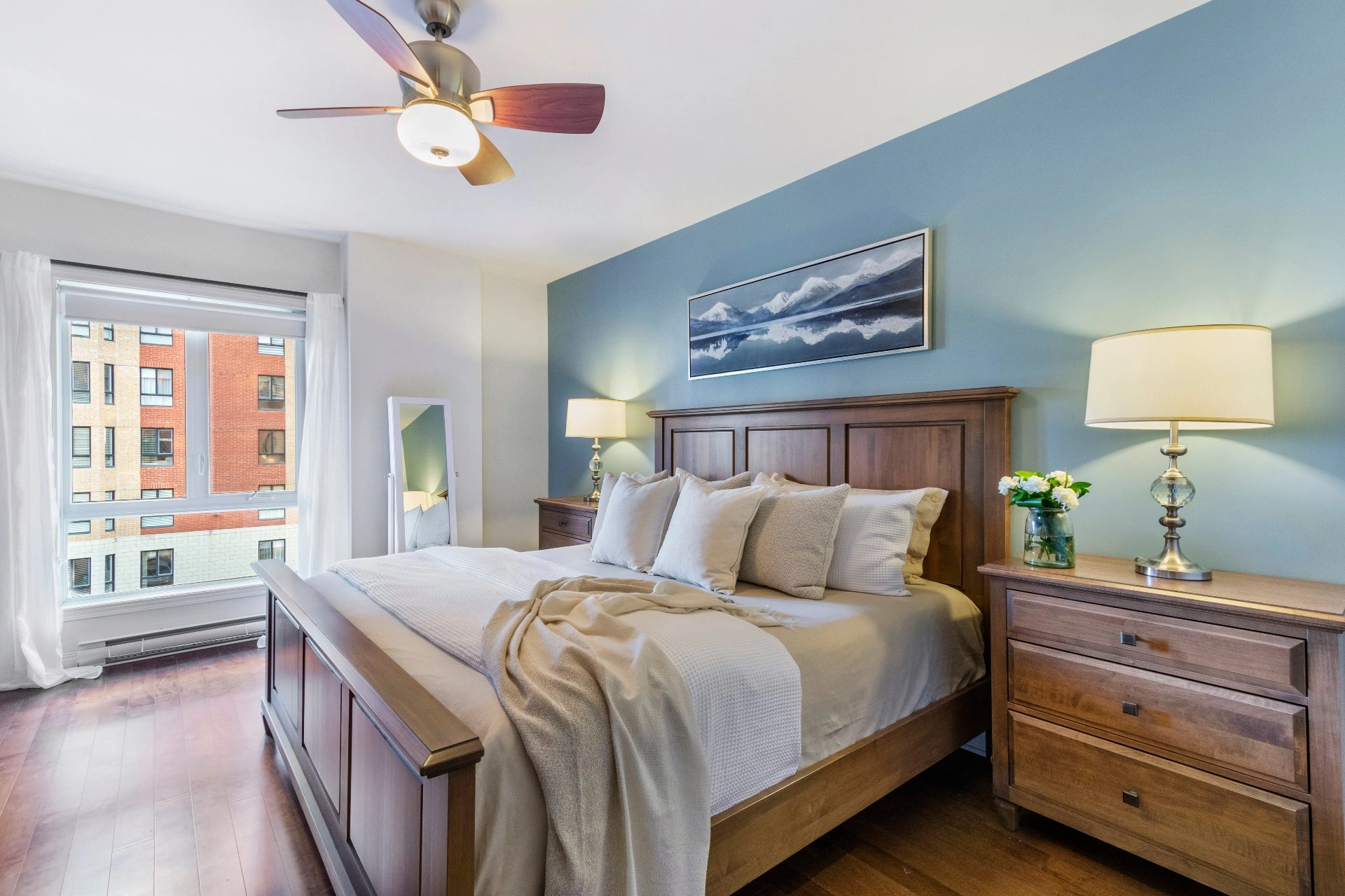 Chambre spacieuse avec un mur bleu apaisant