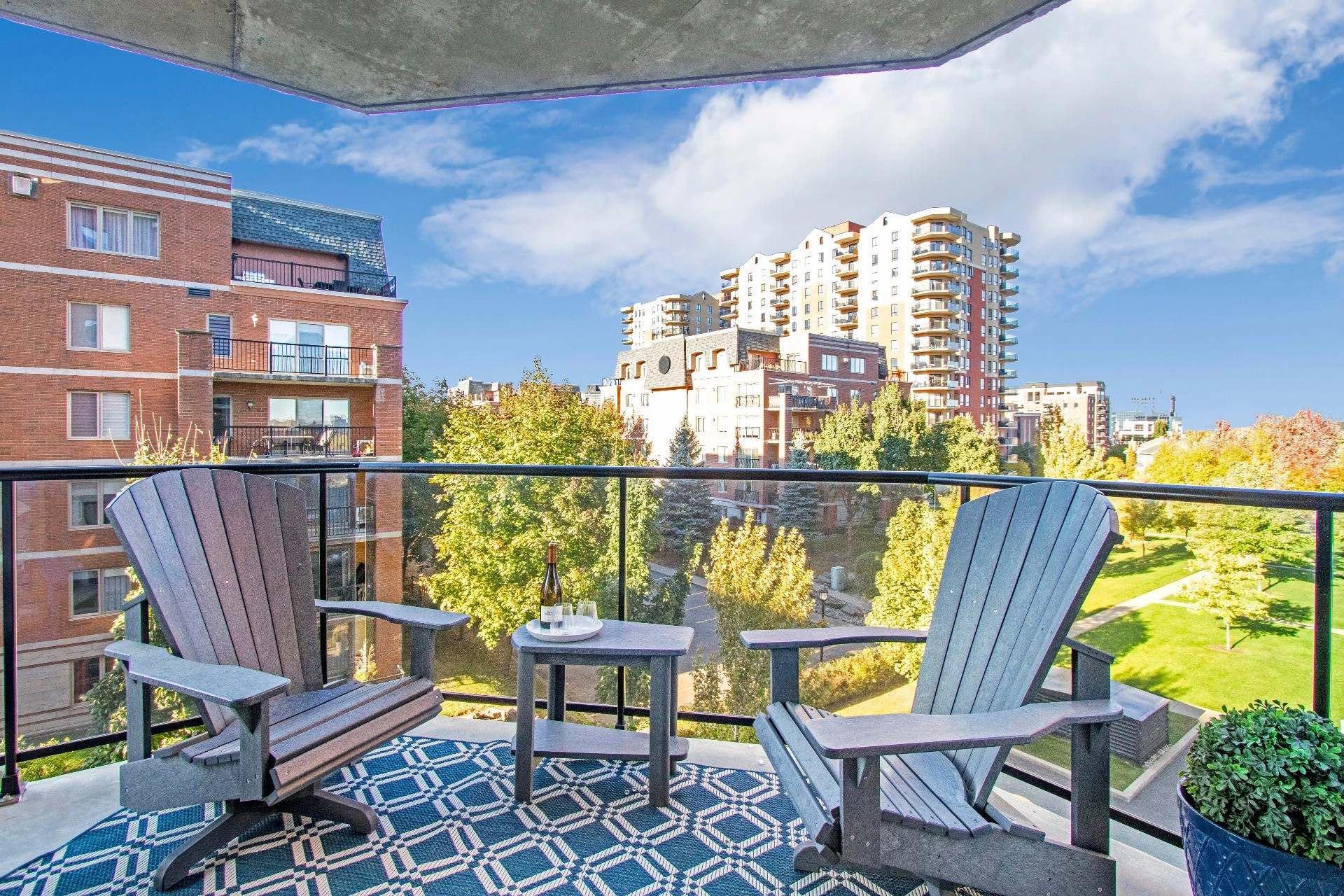 Balcon spacieux avec vue sur quartier verdoyant