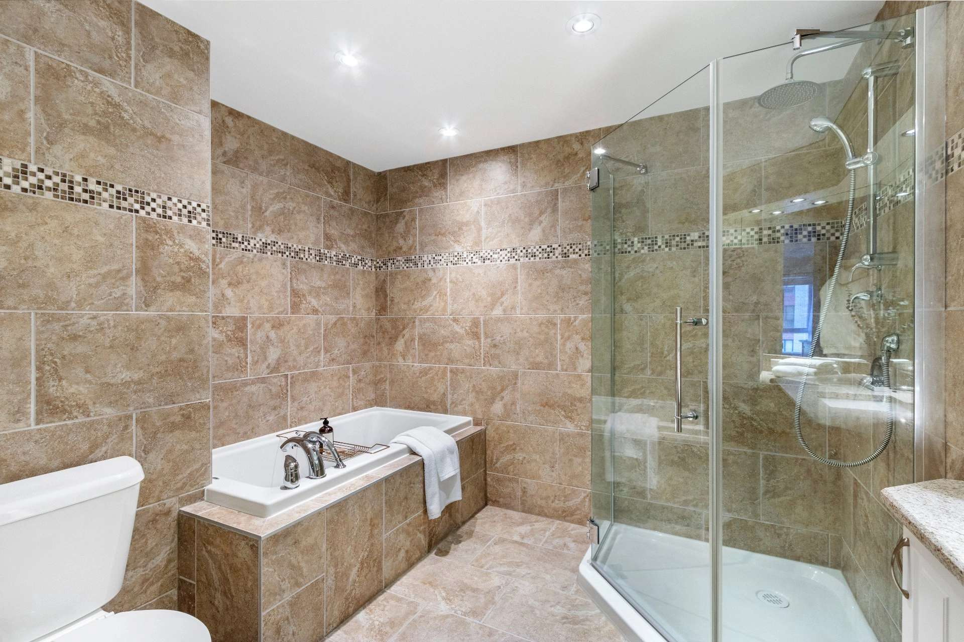 Salle de bain spacieuse et moderne