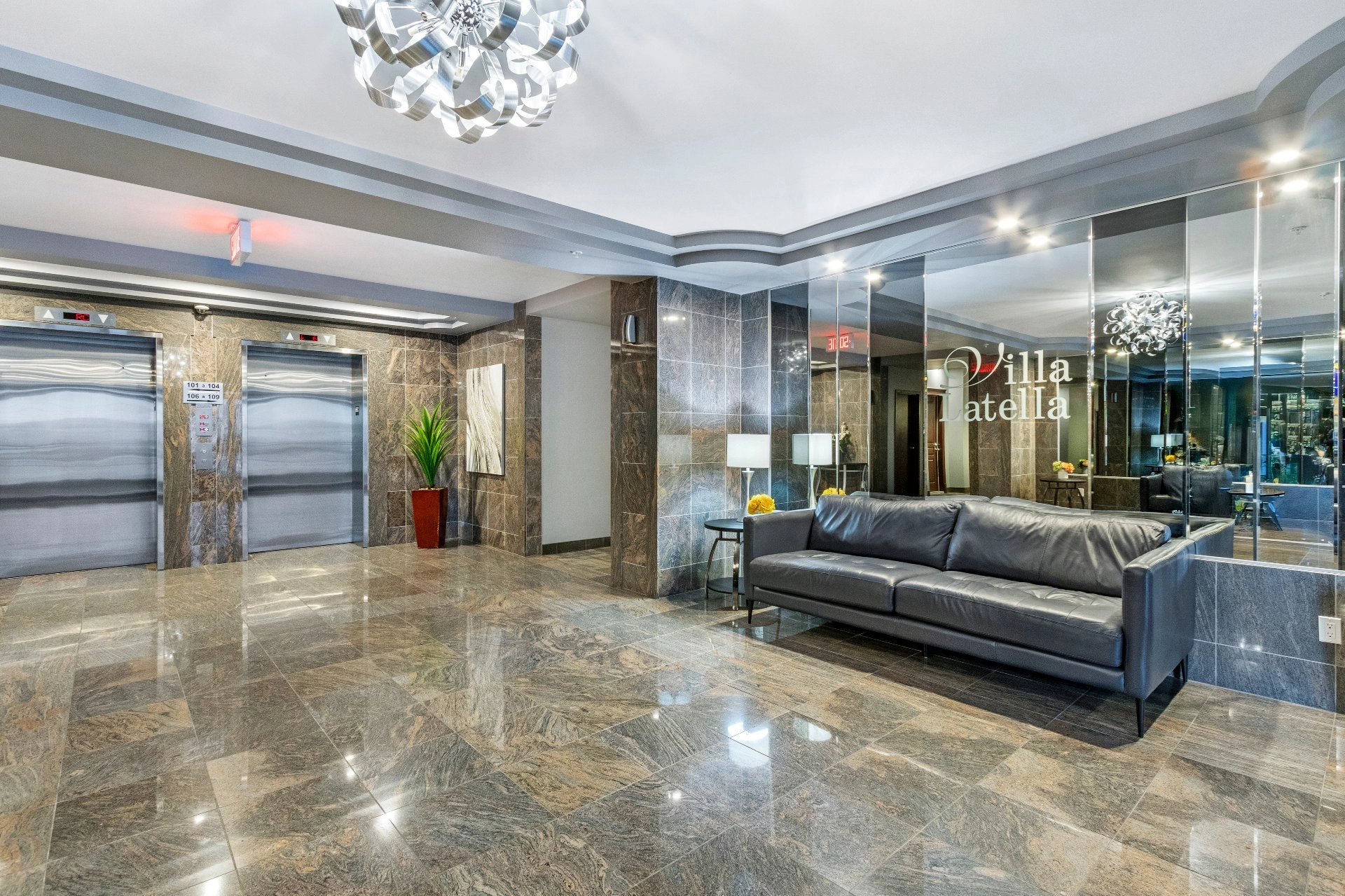 Hall d'entrée élégant avec surfaces en marbre