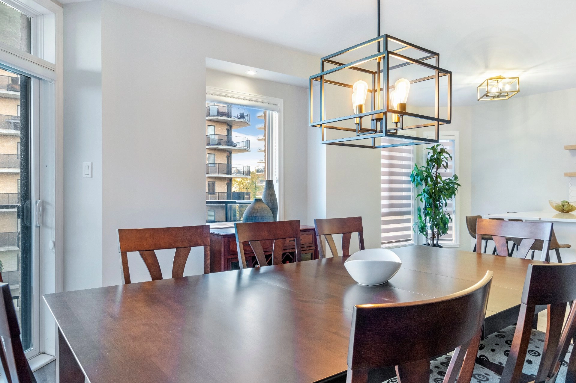 Salle à manger lumineuse avec un luminaire moderne