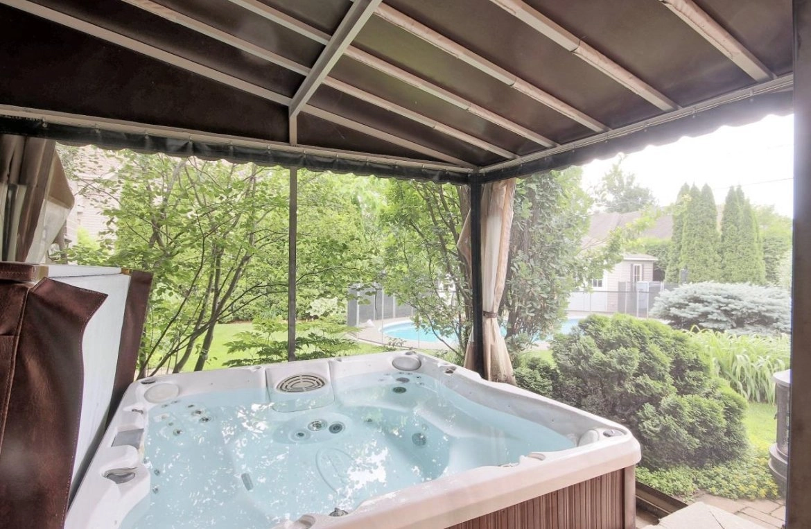 Terrasse couverte avec jacuzzi