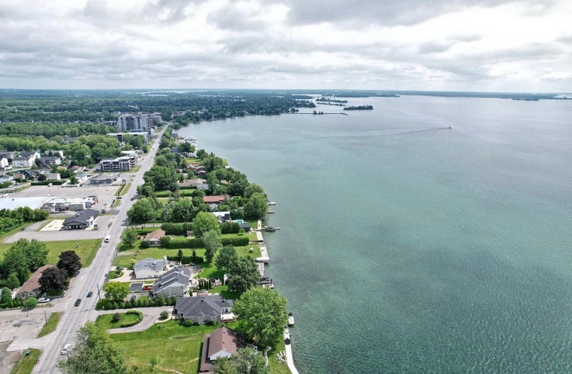 Environnement côtier avec vue sur le lac