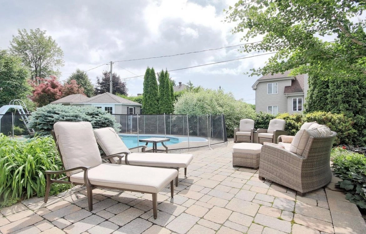 Terrasse en pavé avec piscine sécurisée