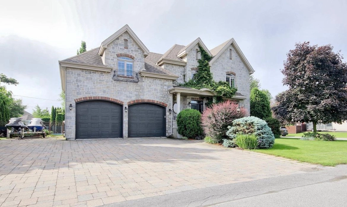 Maison en pierre avec deux garages spacieux