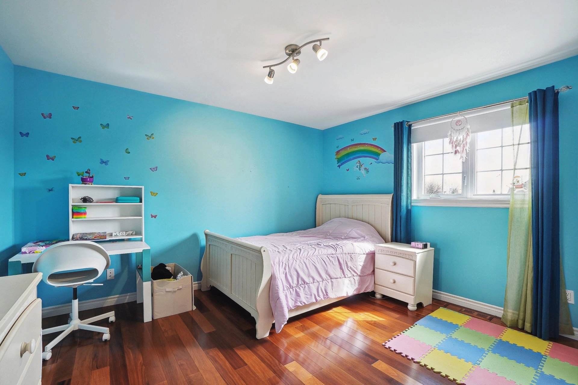 Chambre d'enfants lumineuse avec décoration ludique