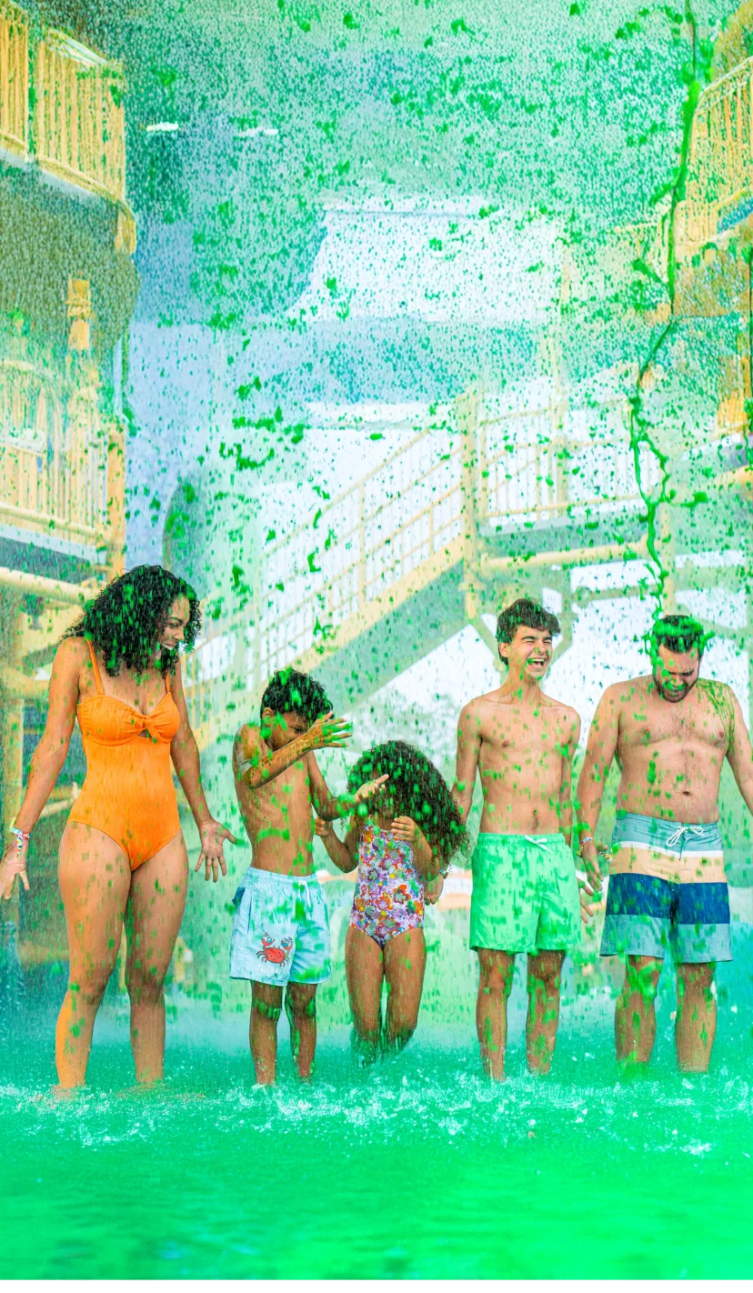 EL BAÑO DE SLIME ES UNA DE LAS ACTIVIDADES RECREATIVAS EN FAMILIA DEL PARQUE AQUA NICK RIVIERA MAYA