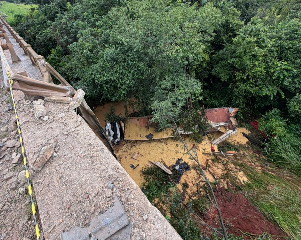 Carreta cai de ponte após colisão com outro veículo; motorista ainda não foi localizado