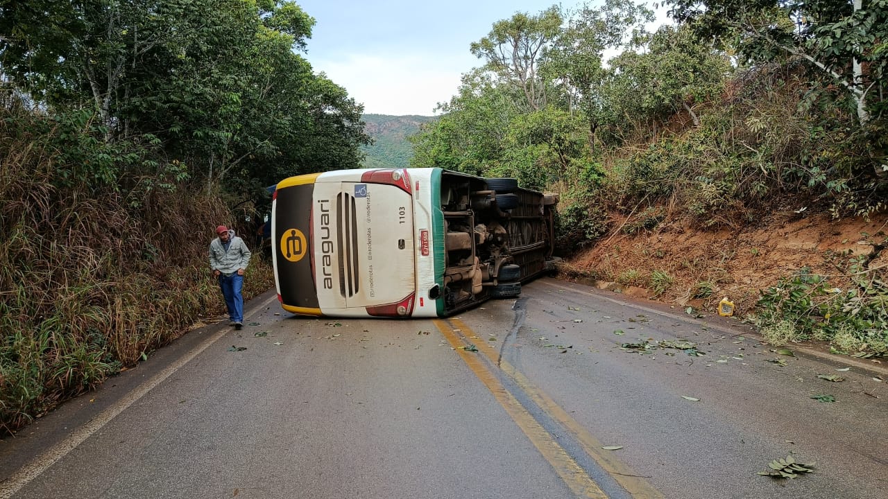 Acidente entre ônibus e carreta interdita a MG-188 entre Coromandel e Guarda-Mor