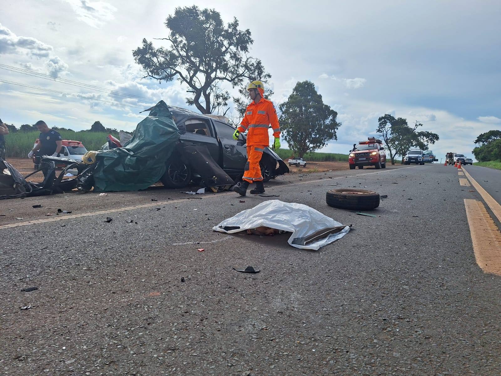 Reboque se solta de caminhonete, atinge carro e mata cinco da mesma família em Tupaciguara