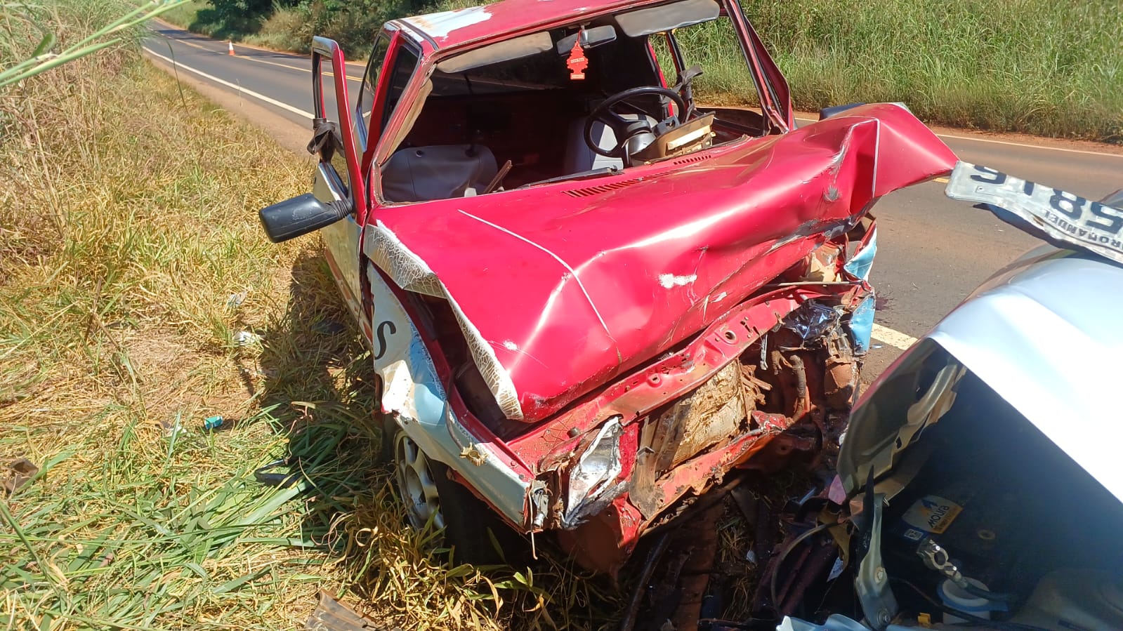 Motorista tenta desviar de caminhão e colide com outro carro de frente na MG-190