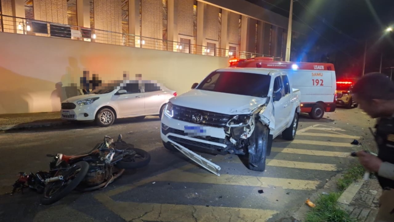 Fuga de motociclista termina em grave acidente no Centro de Monte Carmelo