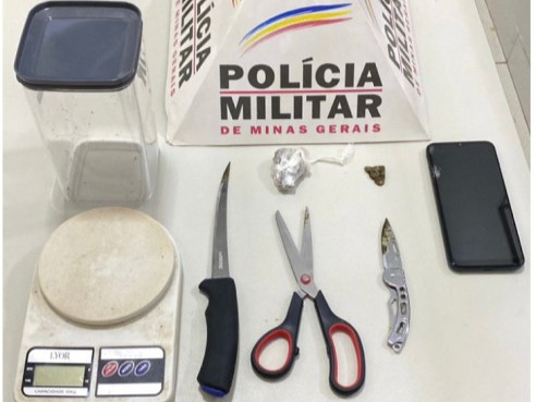 Homem é preso por tráfico de drogas e violência doméstica, em Iraí de Minas