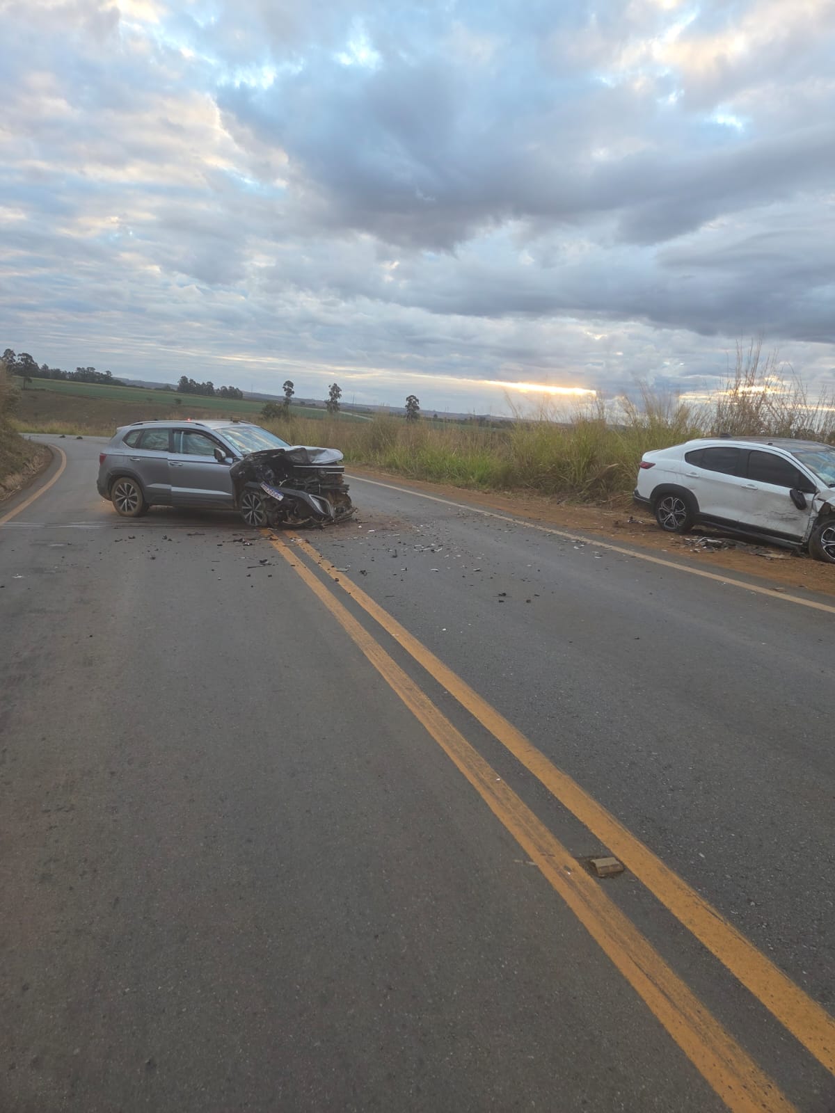 Motorista alcoolizado bate em carro com 3 crianças e foge do local do acidente