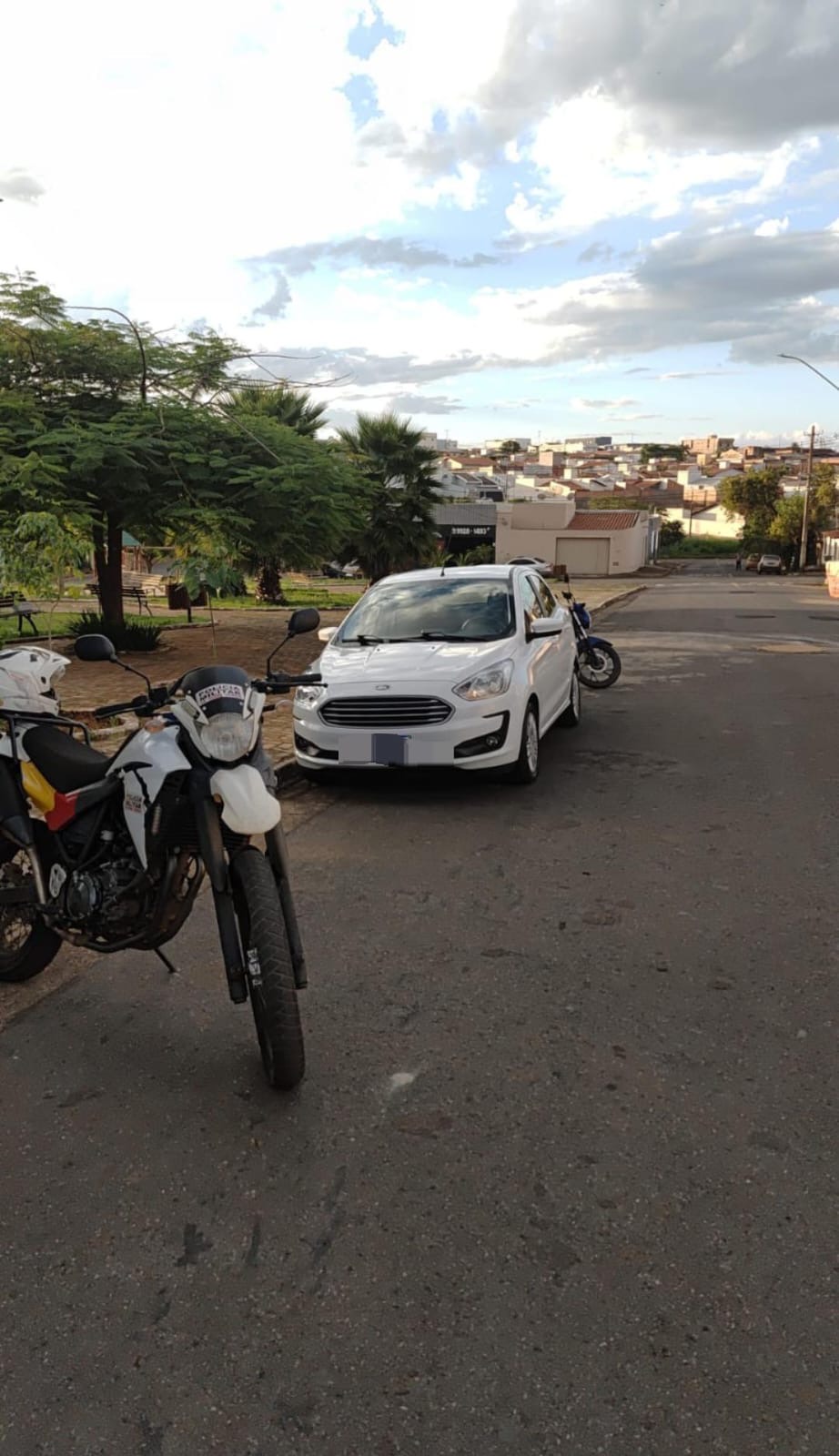 PM prende dupla que roubou carro de uma garagem em Monte Carmelo