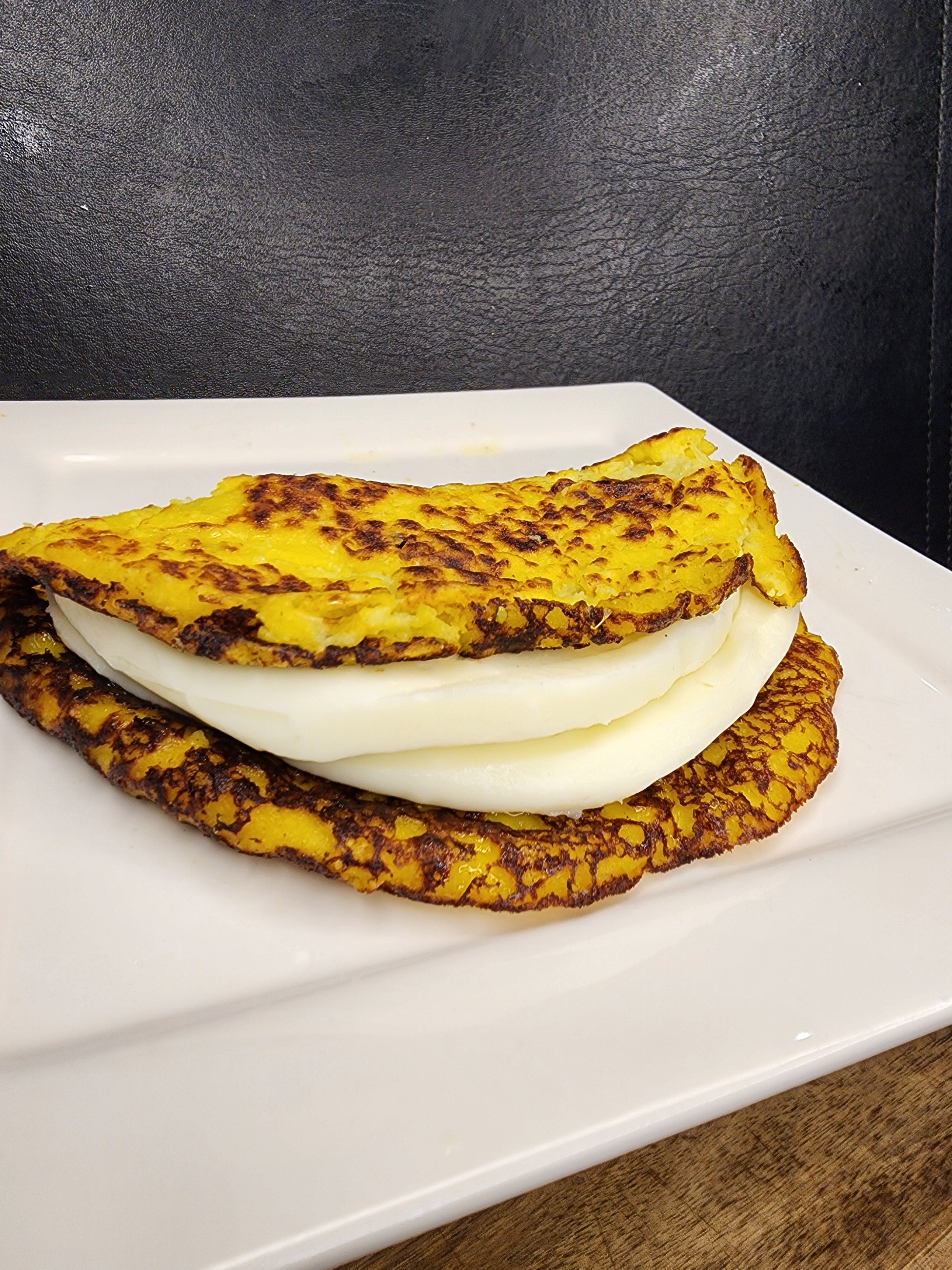 una cachapa sobre un plato blanco