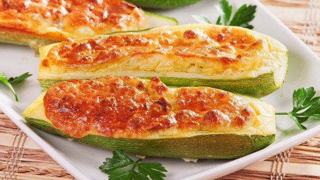 Abobrinha recheada com atum