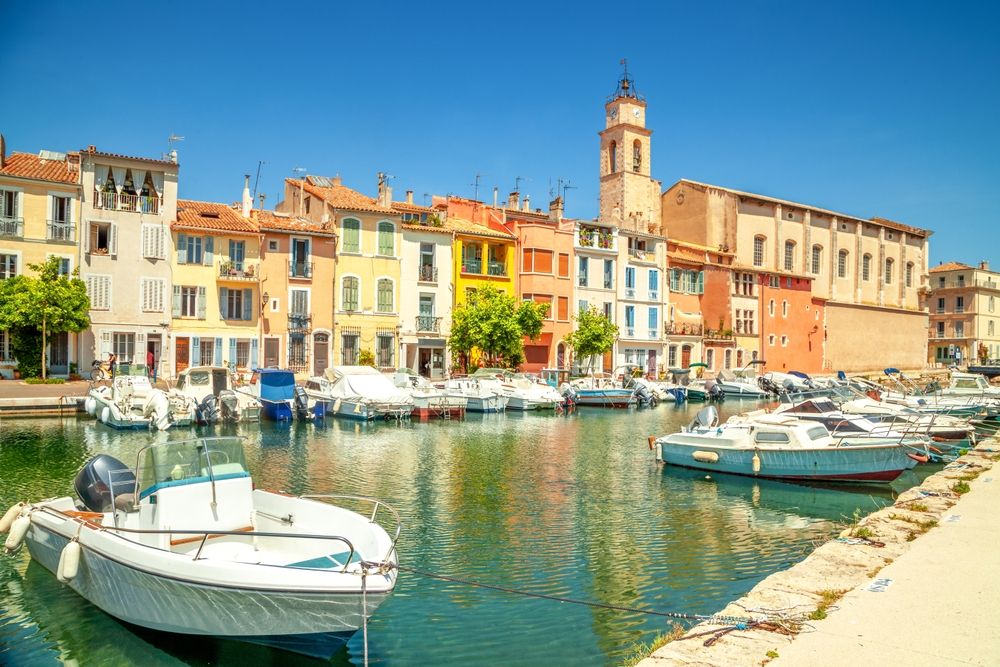 Welche Regionen sind für einen Urlaub in Südfrankreich besonders beliebt?