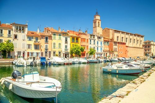 Welche Regionen sind für einen Urlaub in Südfrankreich besonders beliebt?