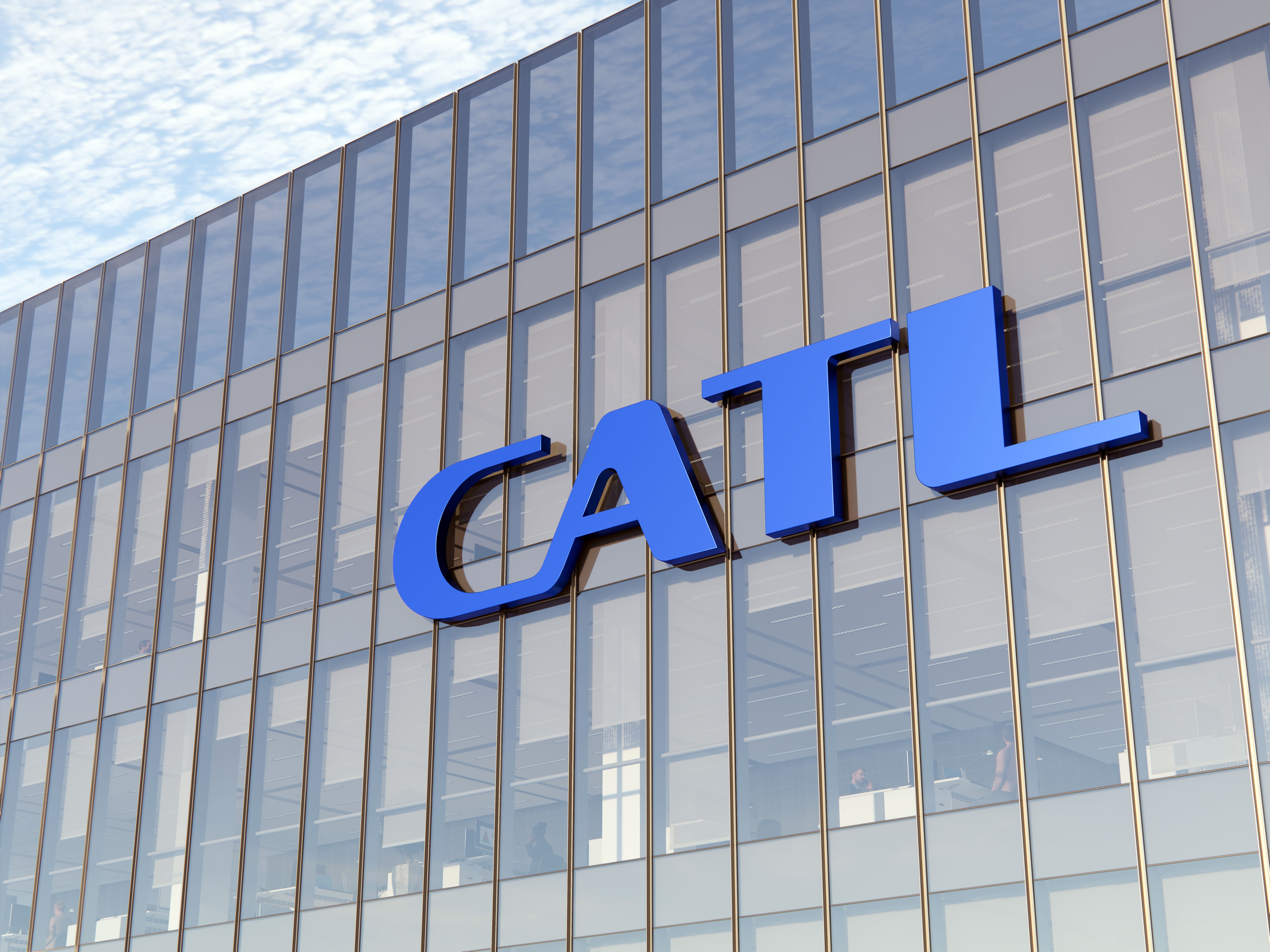 Blaues Catl-Logo an der Fassade eines Bürogebäudes.