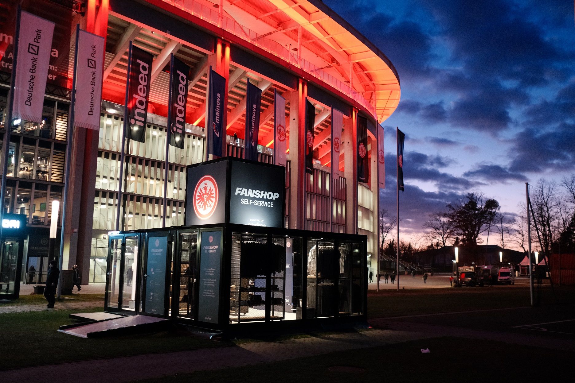 Arrival in the Bundesliga Eintracht Frankfurt opens the first self-service fanshop together with payfree