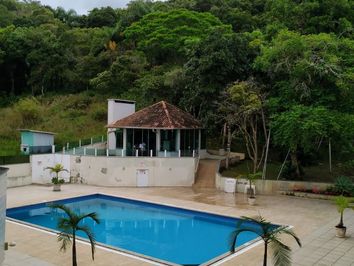 APARTAMENTO COM PISCINA CENTRO BOMBINHAS - 2 DORMITÓRIOS