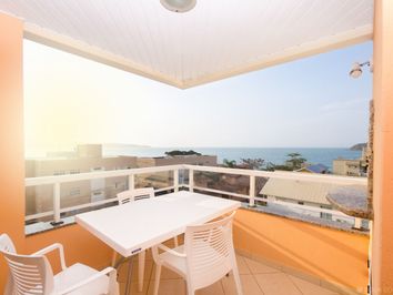 APARTAMENTO NO CENTRO DE BOMBINHAS COM VISTA MAR - AP 303