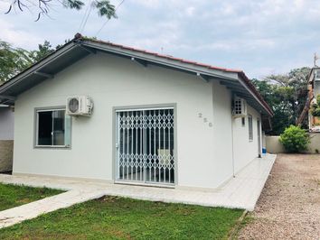 CASA COM 3 DORMITÓRIOS NO CENTRO DE BOMBINHAS