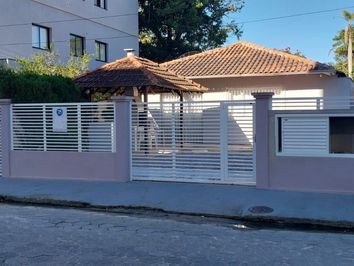 CASA 01 NO CENTRO DE BOMBINHAS PRÓXIMO A PRAIA E COMÉRCIO