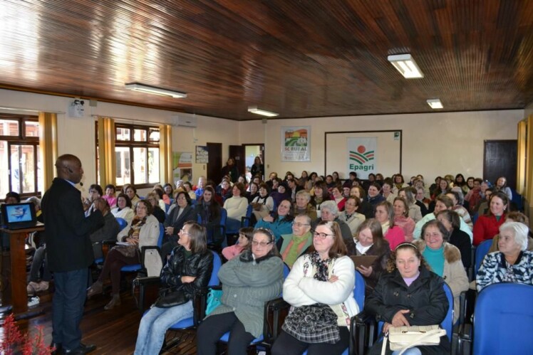 Alegria e bom humor marcam reuniões com Mulheres Cooperativistas Cravil