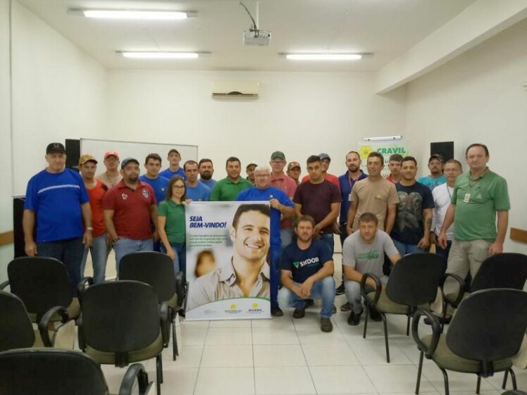 Colaboradores participam de treinamento em altura