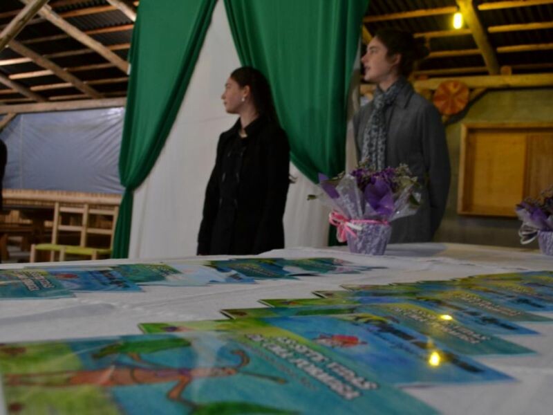 Alunas do Cooperjovem lançam livros-1.jpg