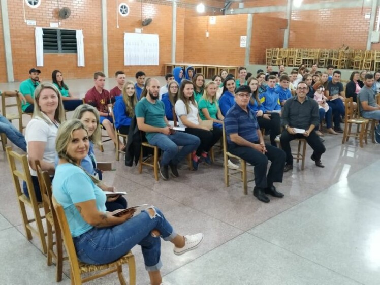 Jovens discutem educação financeira