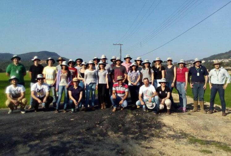 Alunos da UFSC conhecem sistema de produção de arroz do Alto vale