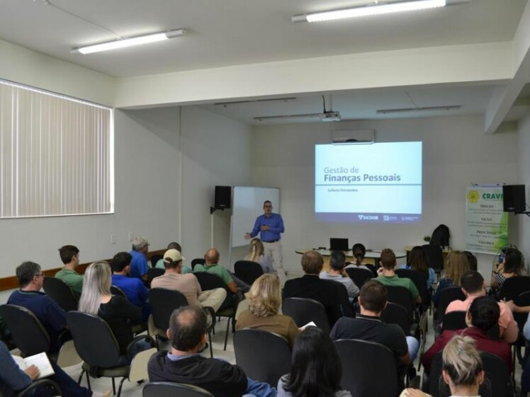 Colaboradores Cravil participam de palestra sobre educação financeira